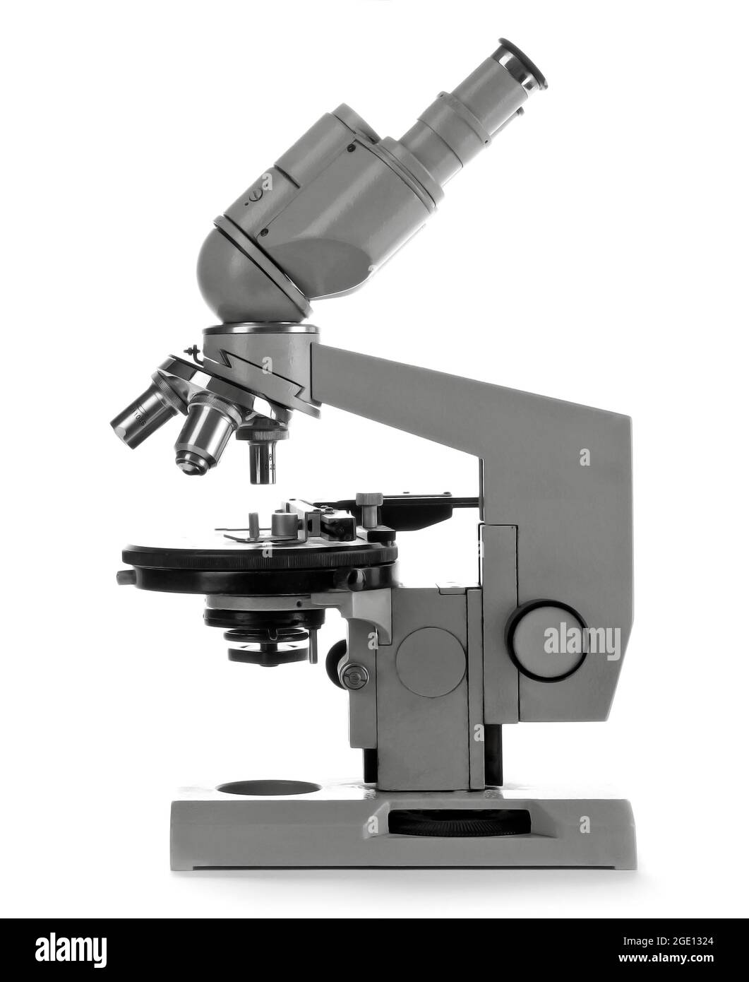 Microscopio aislado en blanco Foto de stock