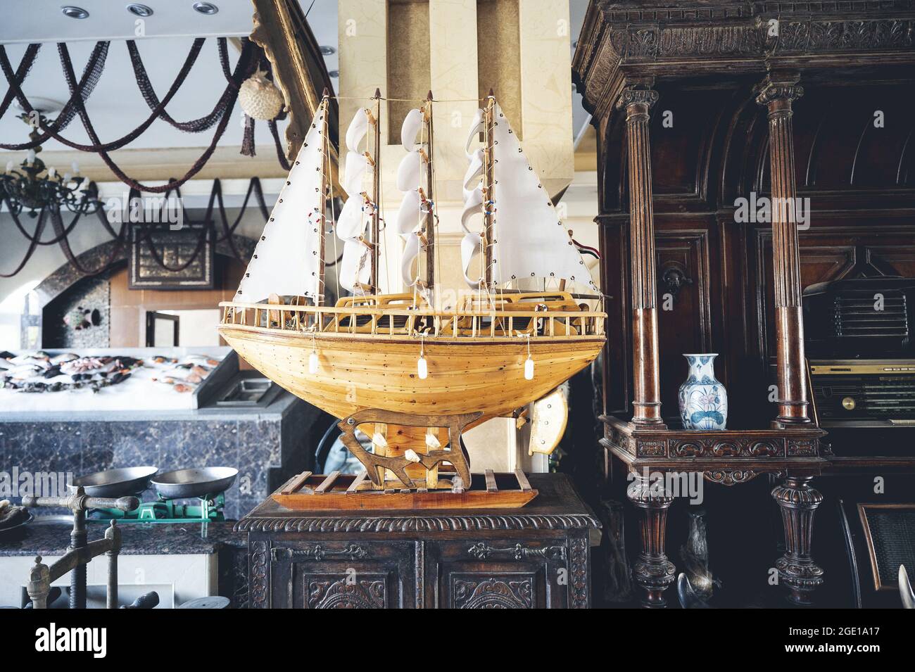 CAIRO, EGIPTO - 06 de junio de 2021: Un modelo en miniatura de un antiguo barco egipcio en exhibición en el Museo Egipcio de El Cairo Foto de stock