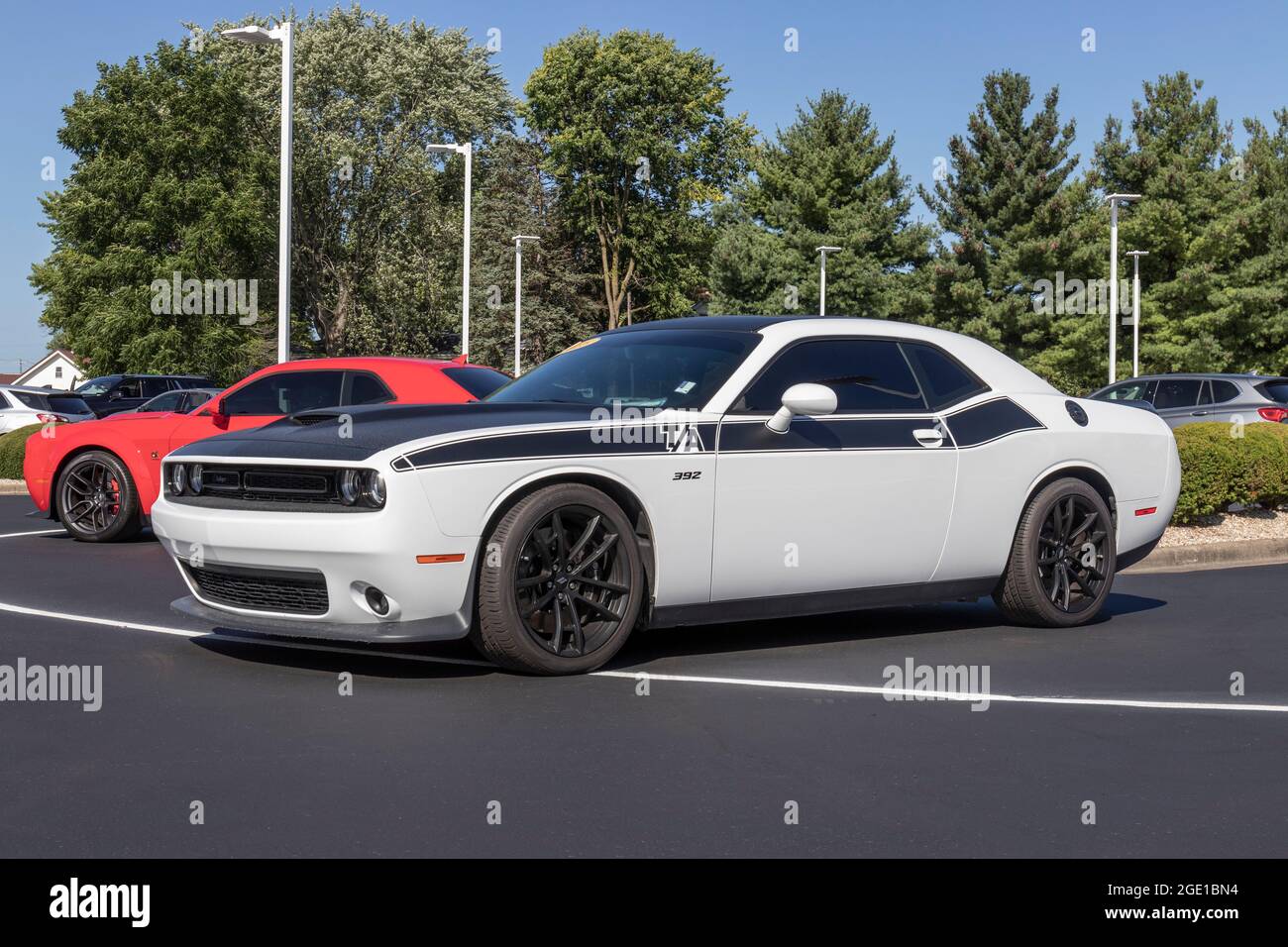 Kokomo - Circa Agosto 2021: Exposición Dodge Challenger en un  concesionario. Las filiales de Stellantis de FCA son Chrysler, Dodge, Jeep  y Ram Fotografía de stock - Alamy