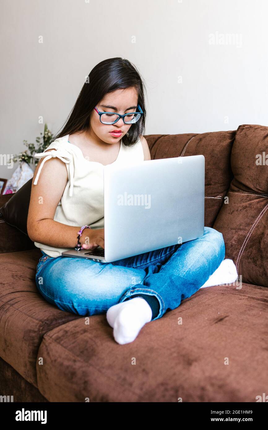 Adolescente mexicana con síndrome de Down estudiando en computadora en  casa, en concepto de discapacidad en América Latina Fotografía de stock -  Alamy