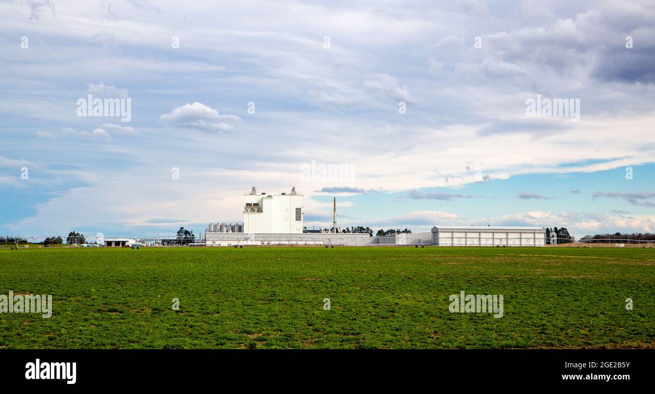 Darfield, Nueva Zelanda, agosto de 16 2021: La fábrica de procesamiento de leche Fonterra en la zona rural de Nueva Zelanda, en invierno, está situada en las llanuras de Canterbury. Foto de stock