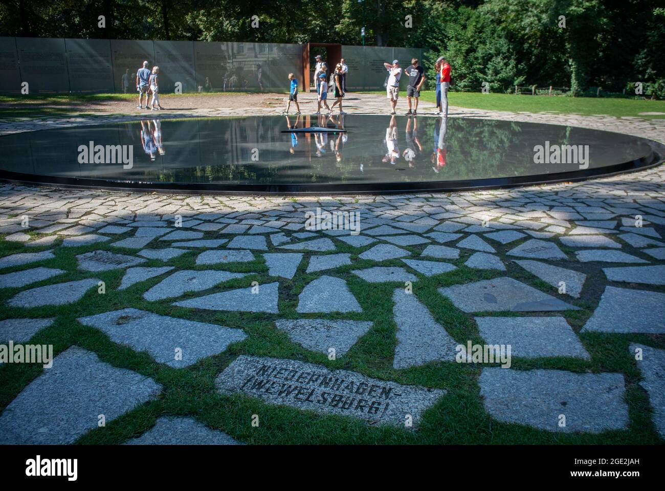 En el interior del Monumento a las Víctimas Sinti y Romaníes del Socialismo Nacional en el Tiergarden, Berlín, Alemania. Foto de stock