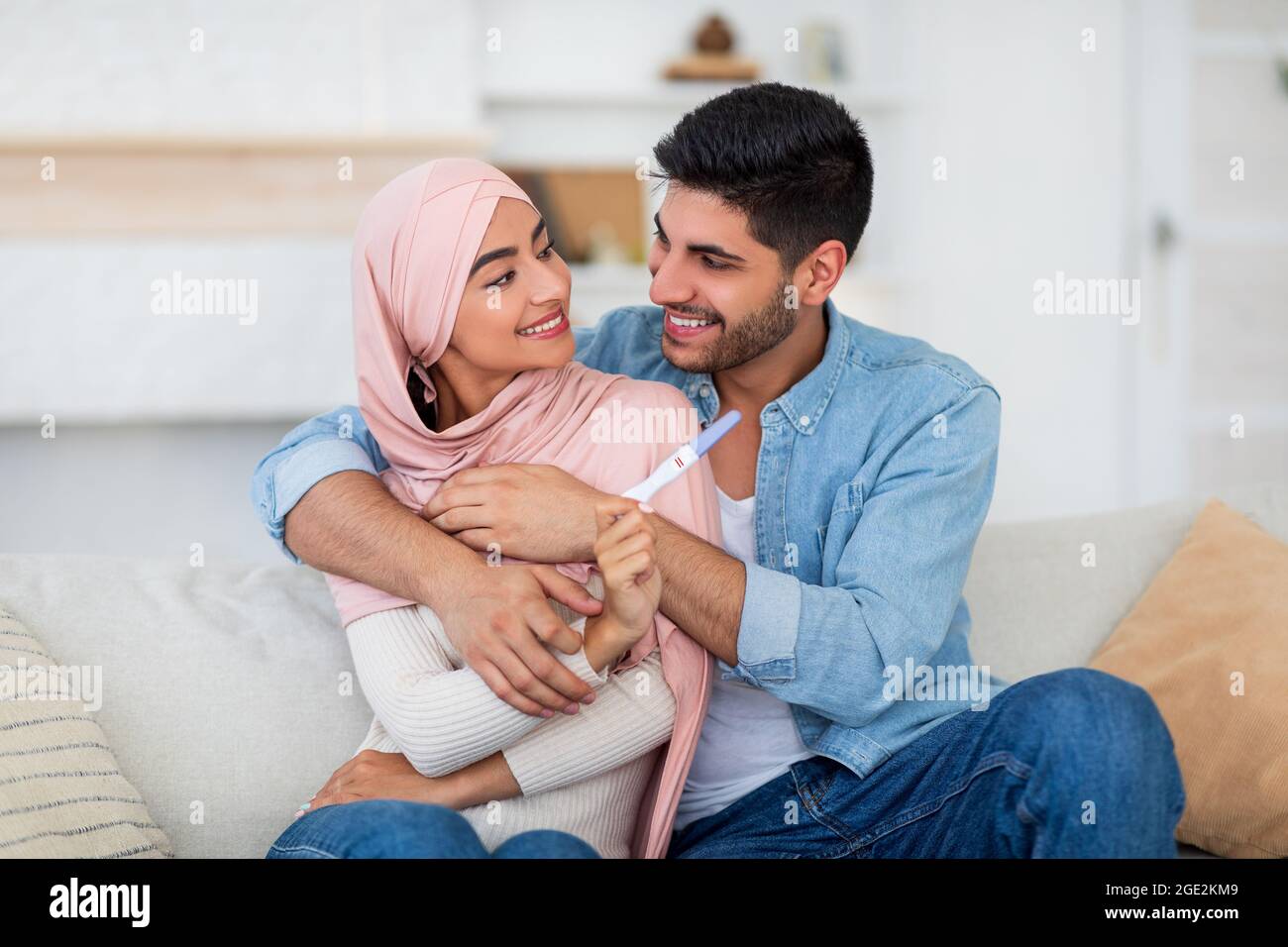 1960 par sonriente sosteniendo UN PAR DE PATUCOS - s13065 HAR001 HARS  CAUCASIAN COMPLACE ALEGRÍA CELEBRACIÓN DE CRIANZA EN EL ESTILO DE VIDA DE  MUJERES CASADAS STUDIO SHOT CÓNYUGE MARIDOS PERSONA SALUBRIDAD