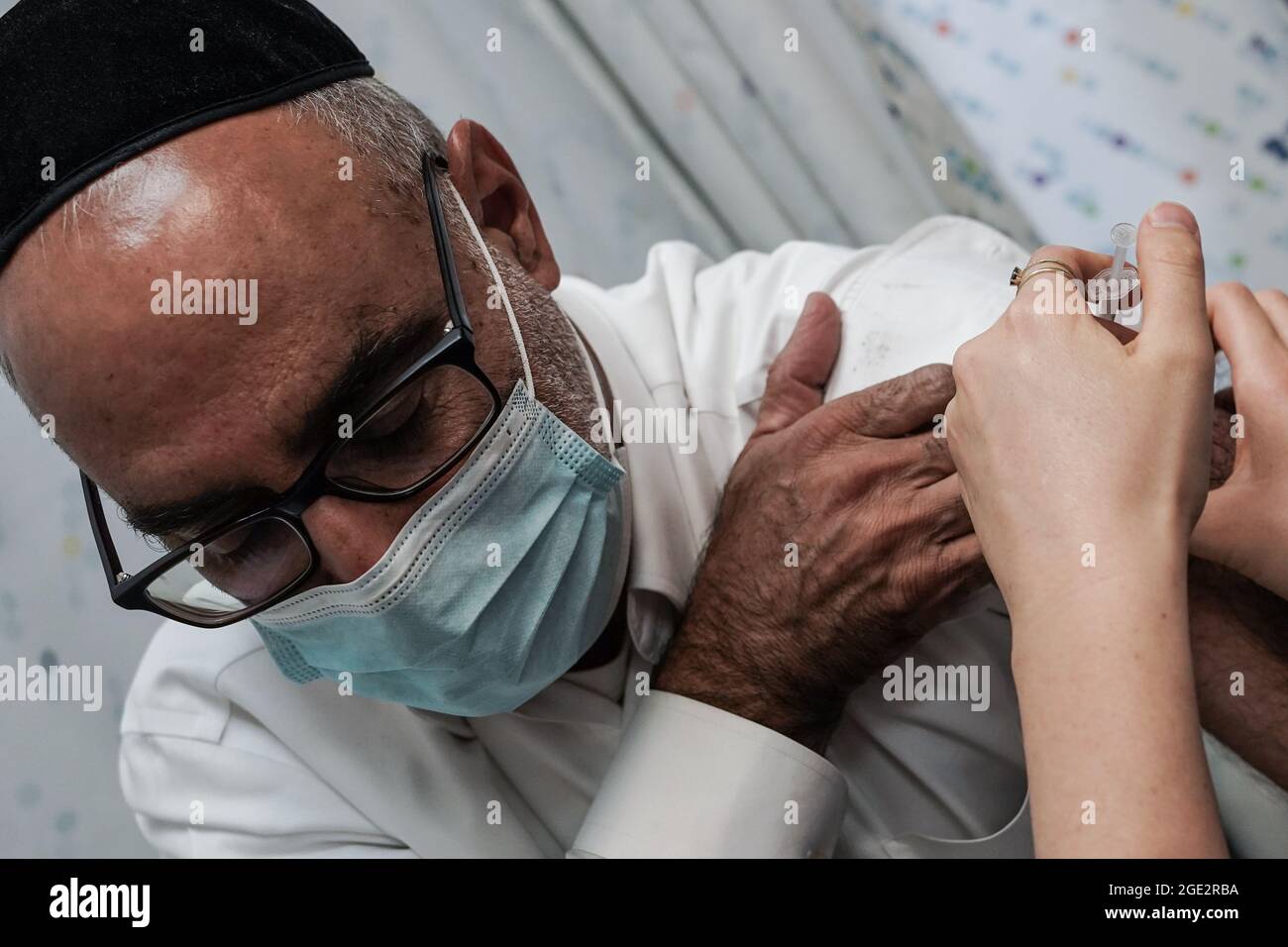 Jerusalén, Israel. 16th de agosto de 2021. Enfermeras de los Servicios de Salud de Maccabi y médicos militares pidieron servicio de reserva, inocule con una vacuna de refuerzo BioNTech Pfizer de 3rd a adultos mayores de 50 años en un mundo primero. El P. Bennett anunció su objetivo de vacunar a todos los ancianos israelíes, de 50 años y más, con una vacuna de 3rd a finales de agosto de 2021 mientras Israel lucha contra una cuarta ola de COVID-19 predominantemente compuesto por la variante Delta. Crédito: NIR Alon/Alamy Live News Foto de stock