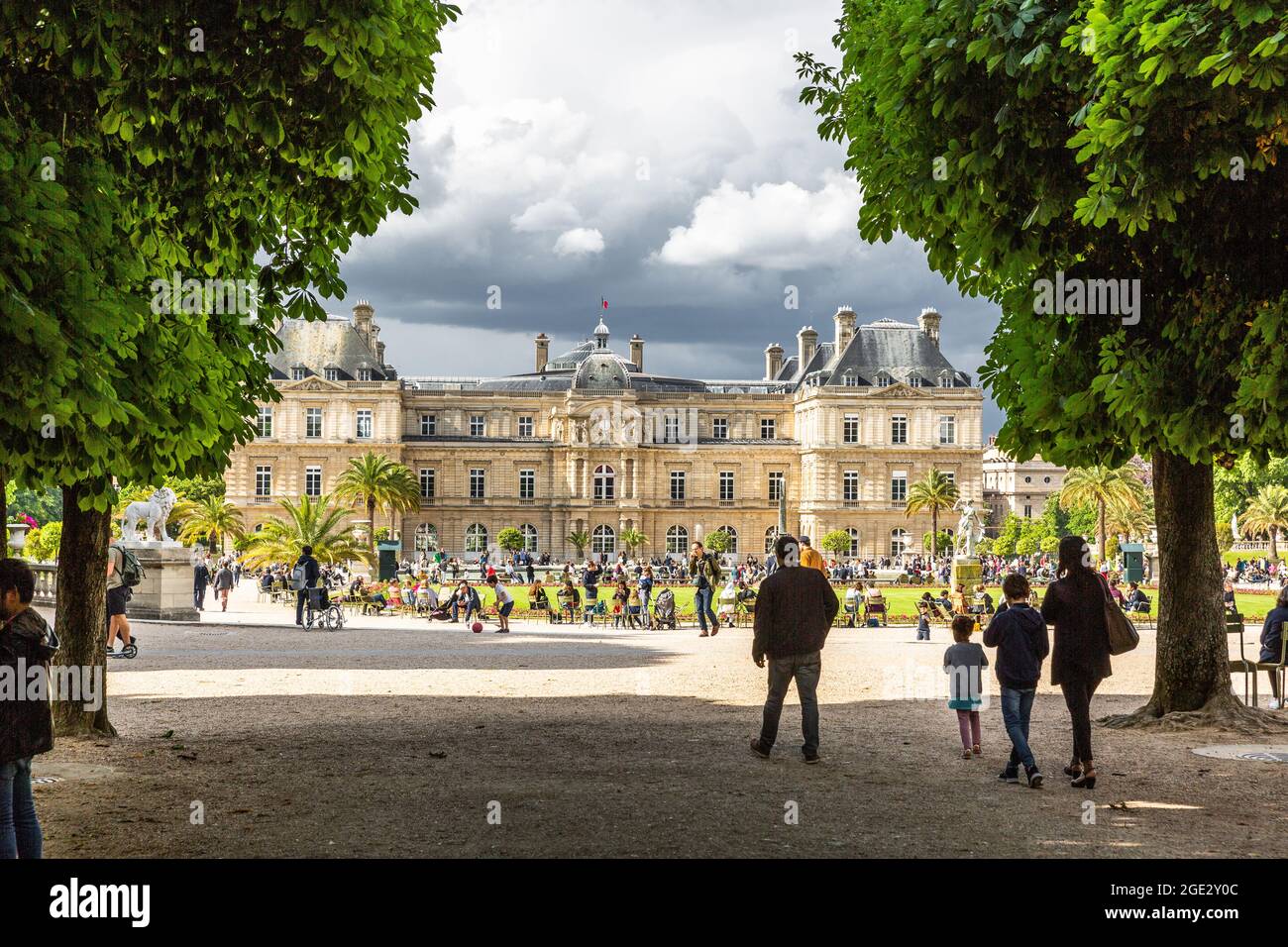 El Palacio de Luxemburgo visto desde los jardines. París Foto de stock