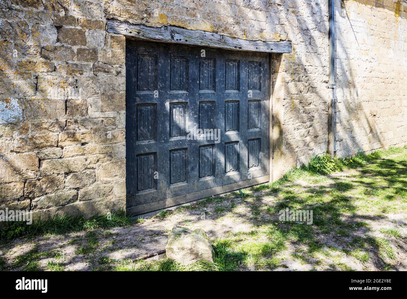 Una antigua y inusual puerta de granero de madera. Foto de stock