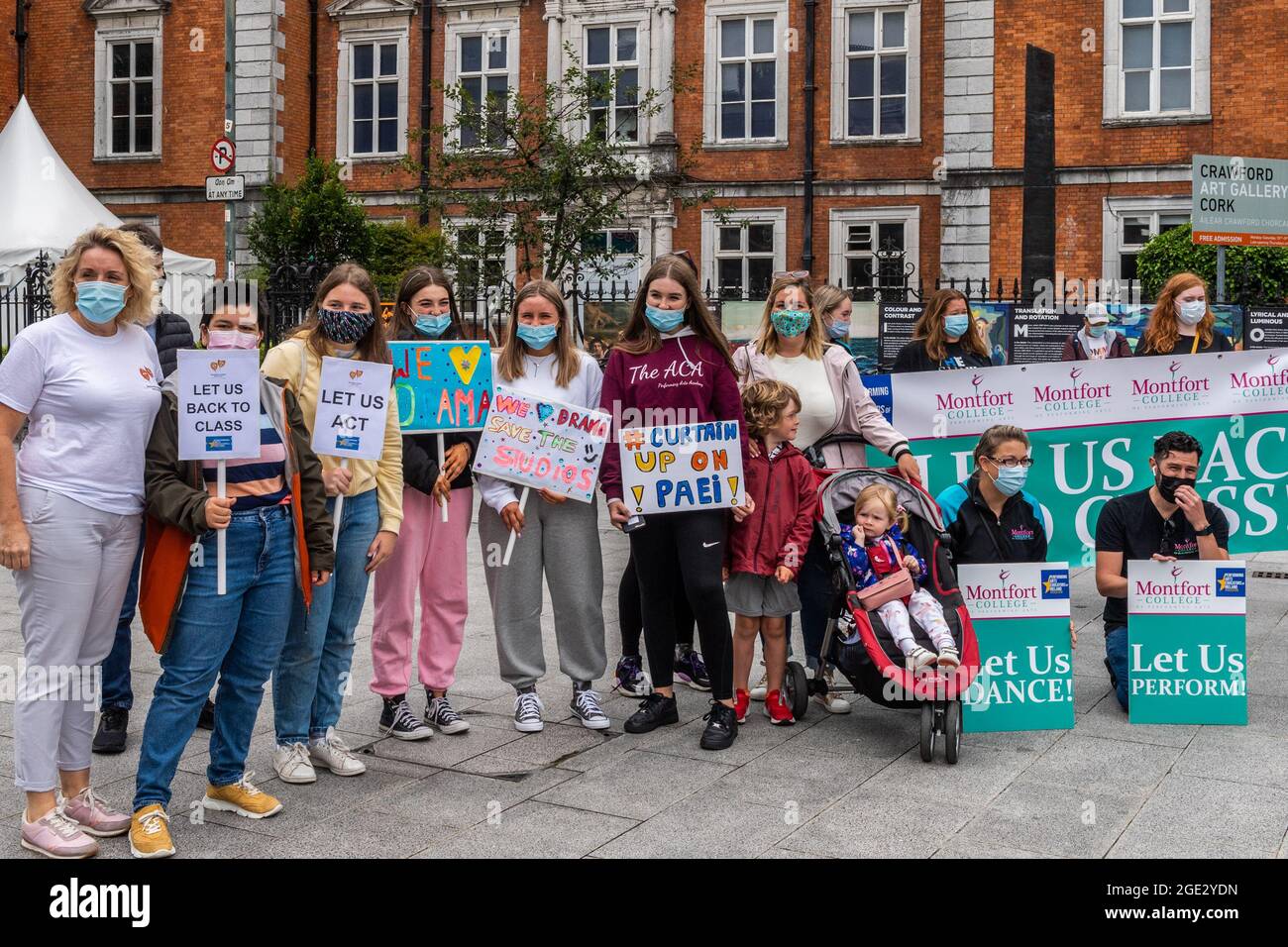 Cork, Irlanda. 16th de agosto de 2021. Un gran grupo de alrededor de 150 bailarines, actores, músicos y estudiantes se reunieron en las afueras de la Ópera de Cork esta mañana para protestar por la falta de volver a la hoja de ruta de sus lecciones después de COVID. Los manifestantes lamentaron el hecho de que las escuelas regulares estén operando y, sin embargo, las artes escénicas han sido 'dejadas fuera'. Crédito: AG News/Alamy Live News Foto de stock