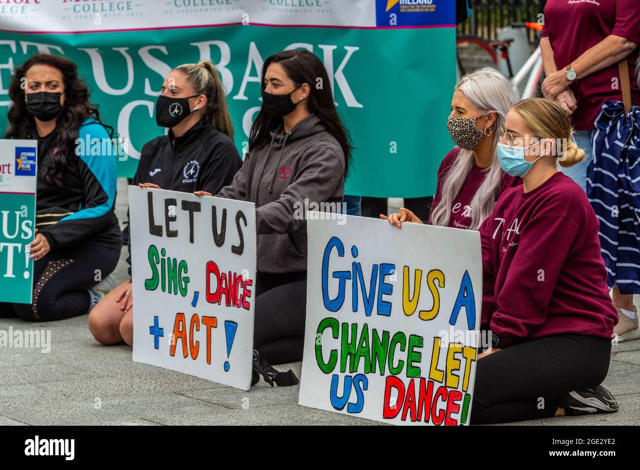 Cork, Irlanda. 16th de agosto de 2021. Un gran grupo de alrededor de 150 bailarines, actores, músicos y estudiantes se reunieron en las afueras de la Ópera de Cork esta mañana para protestar por la falta de volver a la hoja de ruta de sus lecciones después de COVID. Los manifestantes lamentaron el hecho de que las escuelas regulares estén operando y, sin embargo, las artes escénicas han sido 'dejadas fuera'. Crédito: AG News/Alamy Live News Foto de stock
