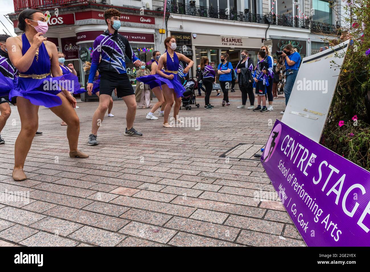 Cork, Irlanda. 16th de agosto de 2021. Un gran grupo de alrededor de 150 bailarines, actores, músicos y estudiantes se reunieron en las afueras de la Ópera de Cork esta mañana para protestar por la falta de volver a la hoja de ruta de sus lecciones después de COVID. Los manifestantes lamentaron el hecho de que las escuelas regulares estén operando y, sin embargo, las artes escénicas han sido 'dejadas fuera'. Los manifestantes realizaron algunas danzas improvisadas. Crédito: AG News/Alamy Live News Foto de stock