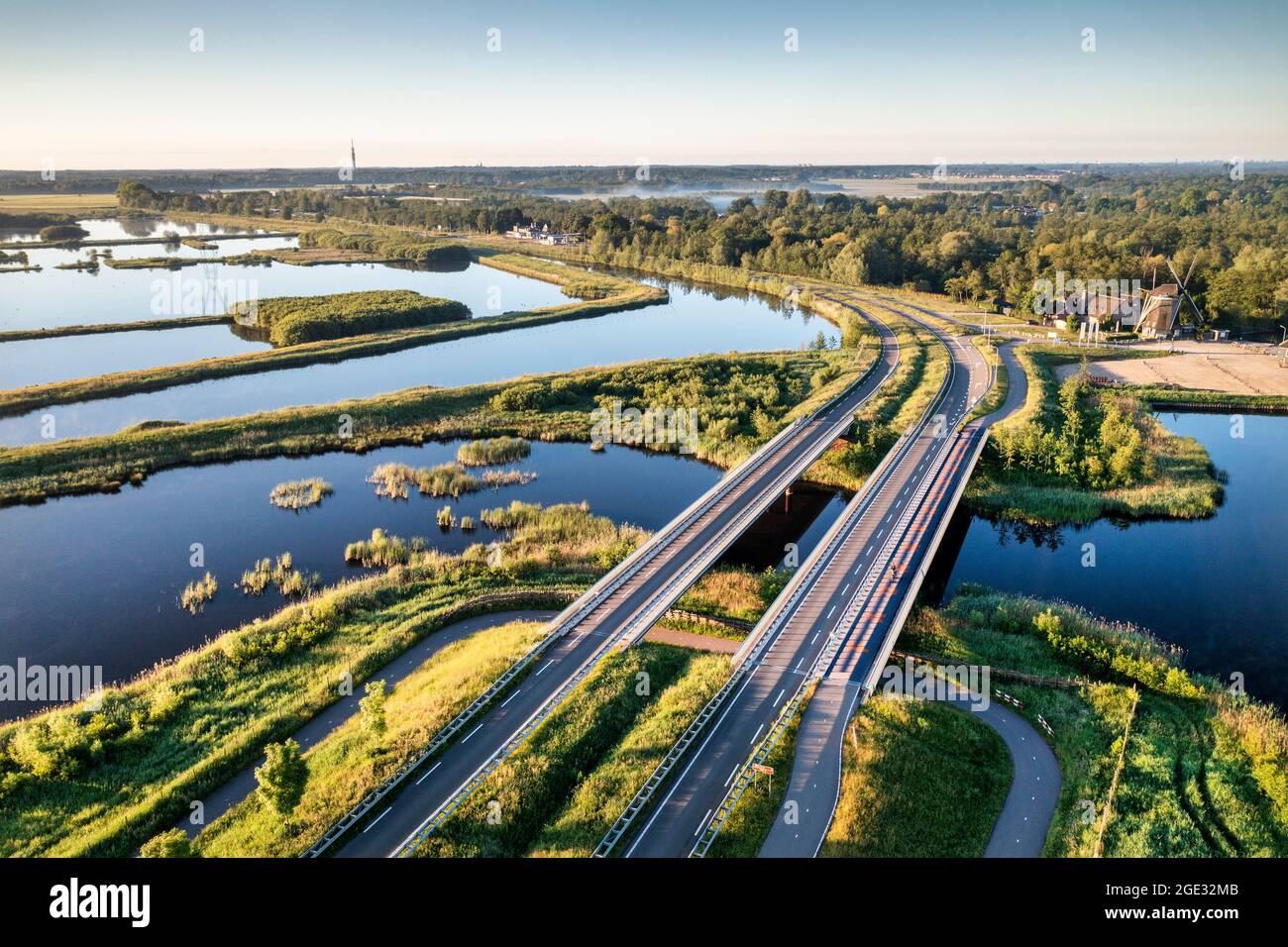 Países Bajos, Ankeveen. Paso por la naturaleza para conectar los lagos Ankeveense Plassen con el lago Naardermeer. Antena. Foto de stock