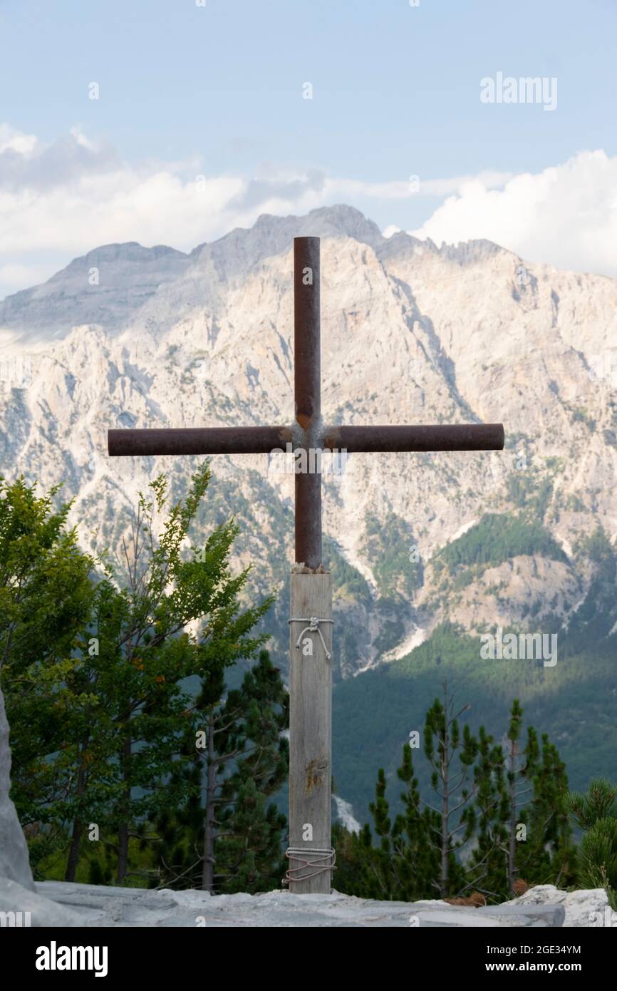 Tumba con cruz religiosa en las montañas Foto de stock