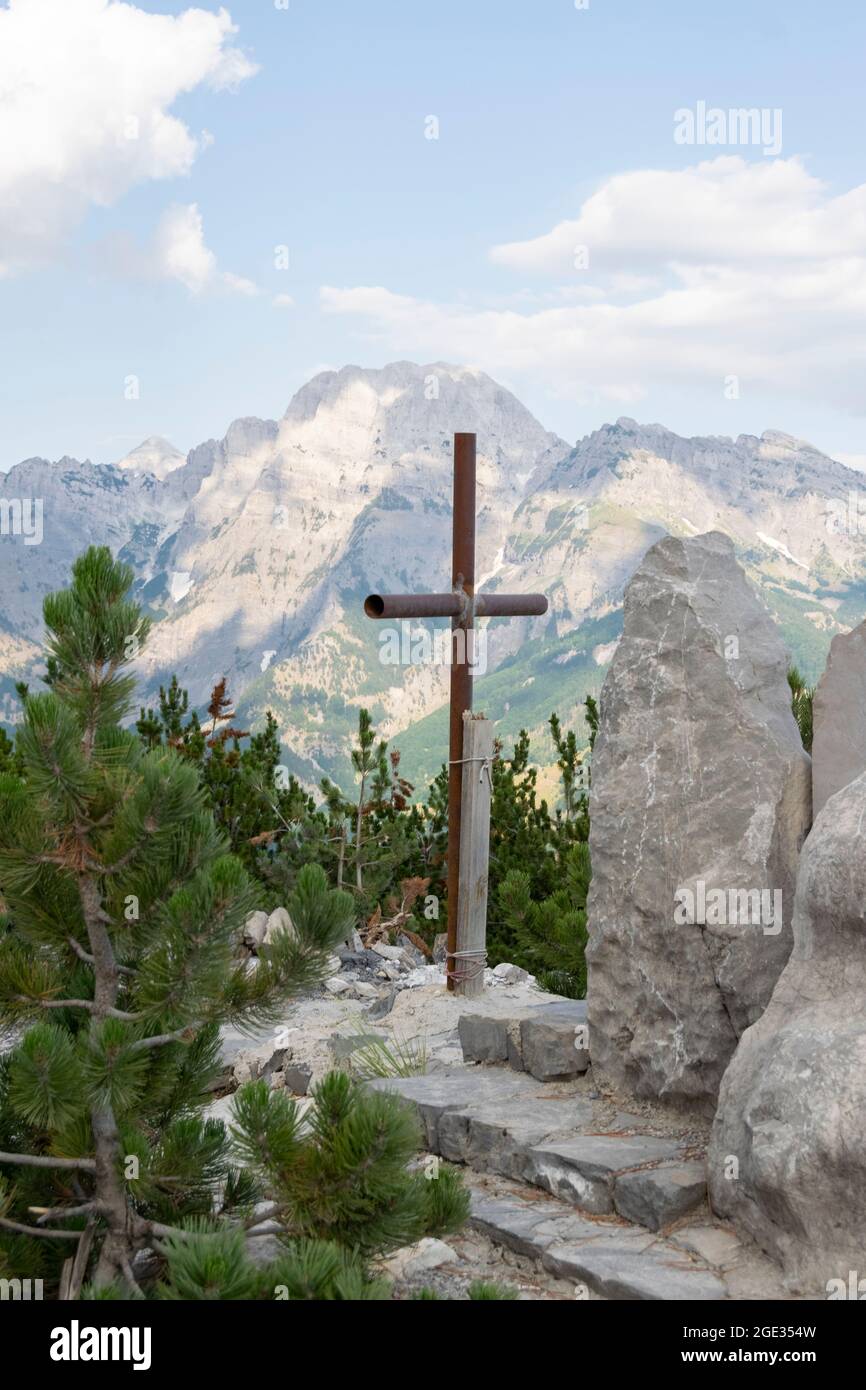 Tumba con cruz religiosa en las montañas Foto de stock