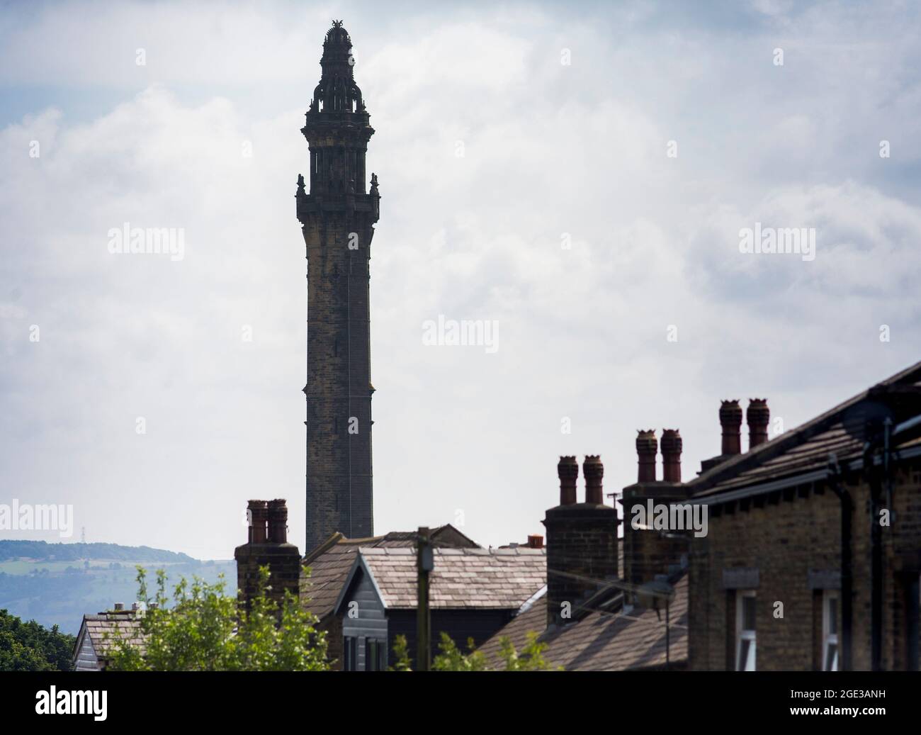 Wainhouse Tower es una locura en la parroquia de King Cross, en el lado  suroeste de Halifax, CalYorkshire del Oeste, en Inglaterra. A 275 m (84  pies), es la estructura más alta