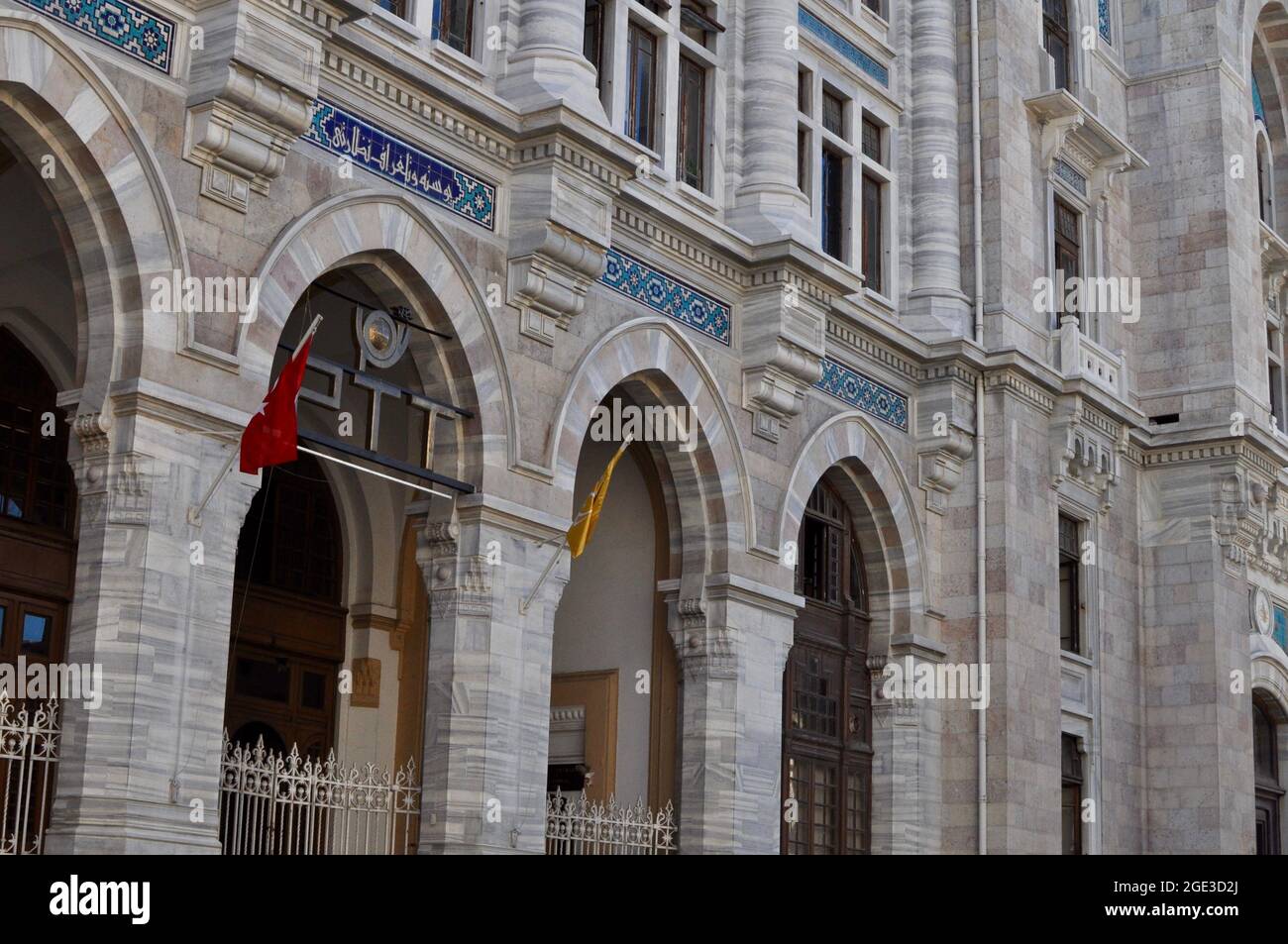 Estambul Turquía. El exterior de la Gran Oficina de Correos PTT. Diseñado por Vedat Tek, la arquitectura clásica otomana y Beaux-Arts, construido en 1905 Foto de stock