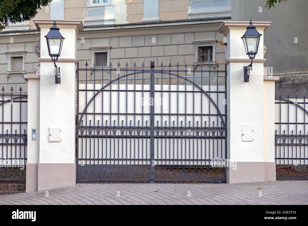 Cercado Puerta de hierro de trabajo Fence en Zagreb Croacia Fotografía de  stock - Alamy