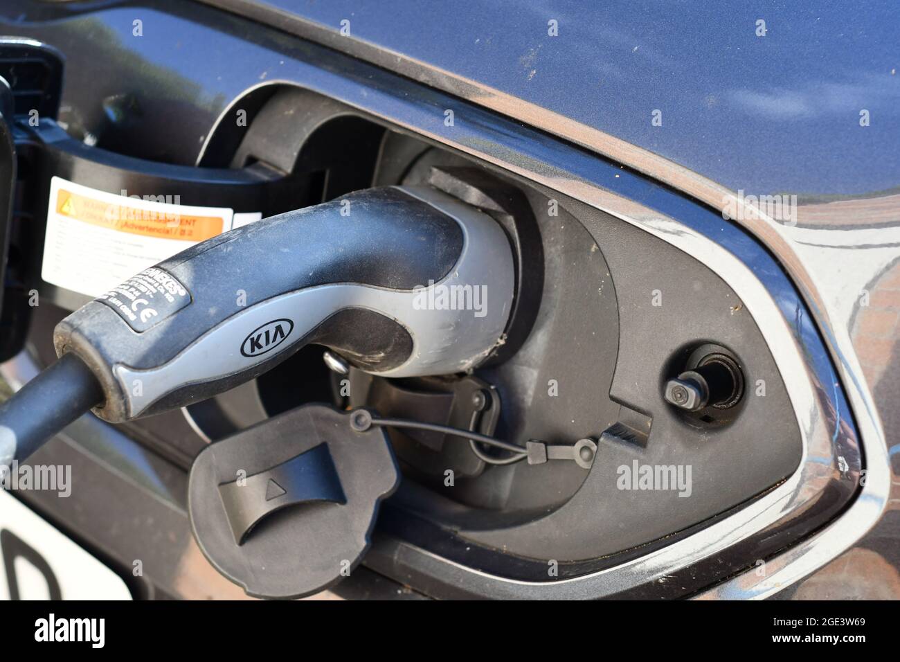 Un primer plano de un coche eléctrico de carga, la vida urbana Foto de stock