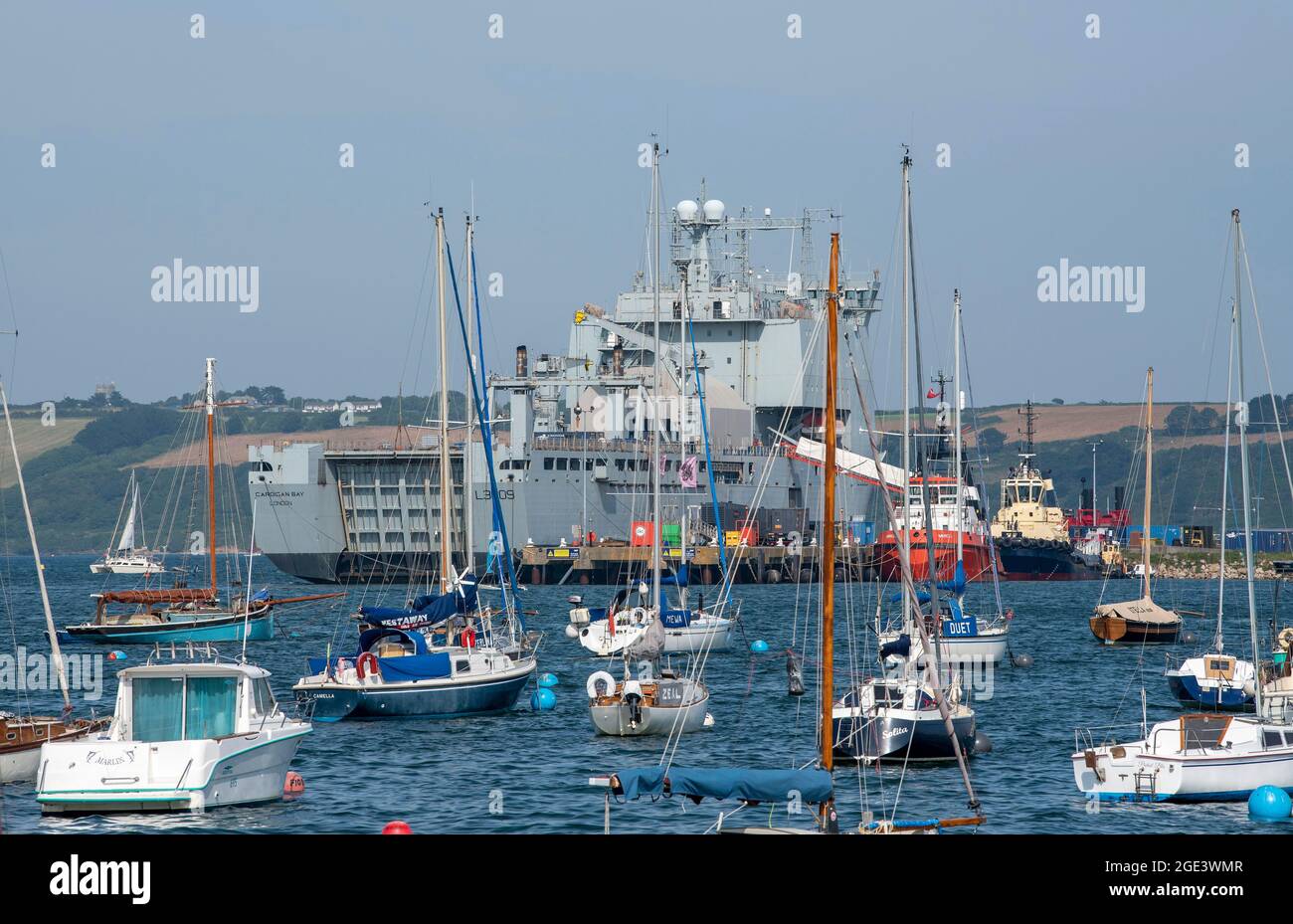 Falmouth, Cornwall, Inglaterra, Reino Unido. 2021. Buque de la RFA Cardigan Bay Un barco muelle de la clase de la bahía que se está rearmando en el puerto de Falmouth rodeado de placer cr Foto de stock