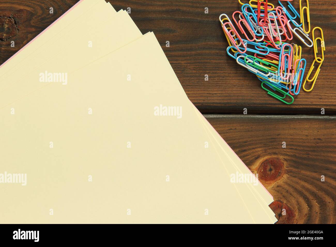 Perforadora se utiliza para perforar hoja de papel en blanco, fondo  amarillo Fotografía de stock - Alamy