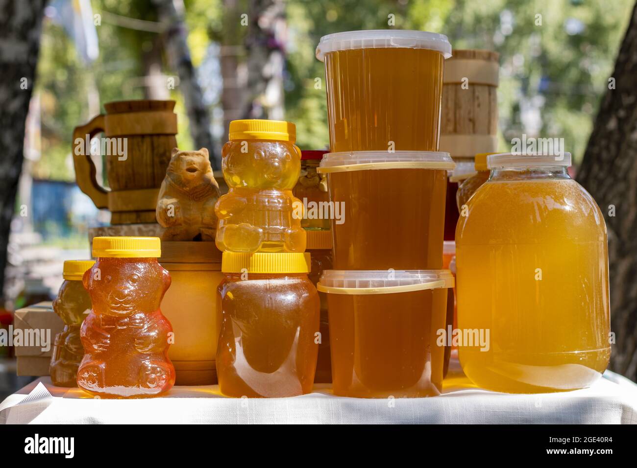 La miel de abeja se envasa en envases de vidrio, plástico y madera y está  lista para la venta en el mercado Fotografía de stock - Alamy