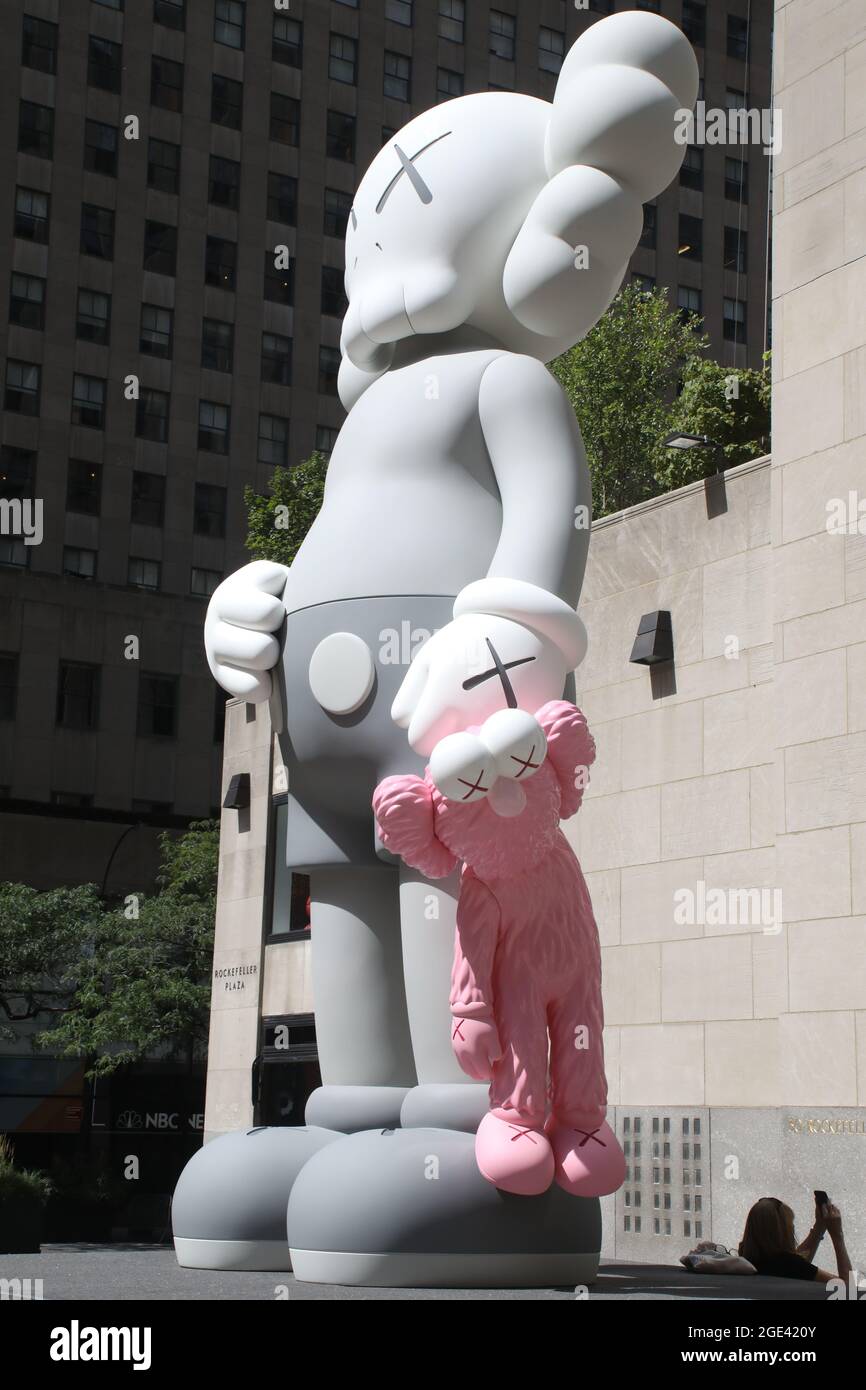 Nueva York, Nueva York, Estados Unidos. 16th de agosto de 2021. Una vista  de la nueva escultura de 18 pies de altura 'KAWS: Share' del artista KAWS  aka Brian Donnelly. La escultura