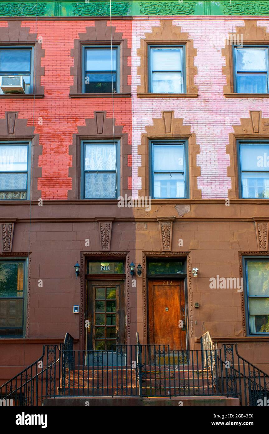 Fachada del edificio de Harlem en Malcolm X Boulevard y Lenox Avenue en Harlem en Manhattan, Nueva York, Estados Unidos Foto de stock