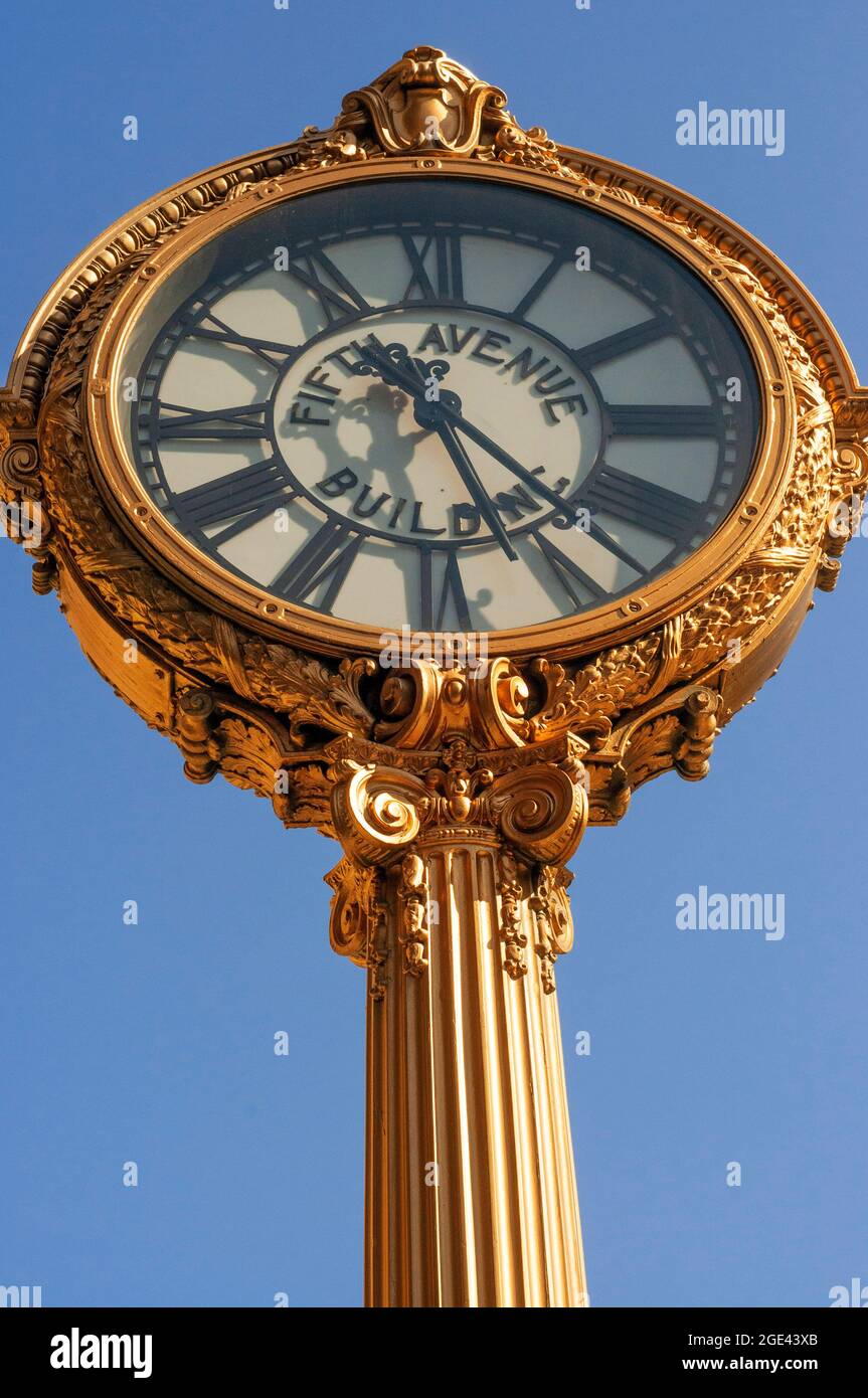 Famoso reloj en Flatiron District junto al edificio Flatiron de Manhattan, Nueva York Foto de stock