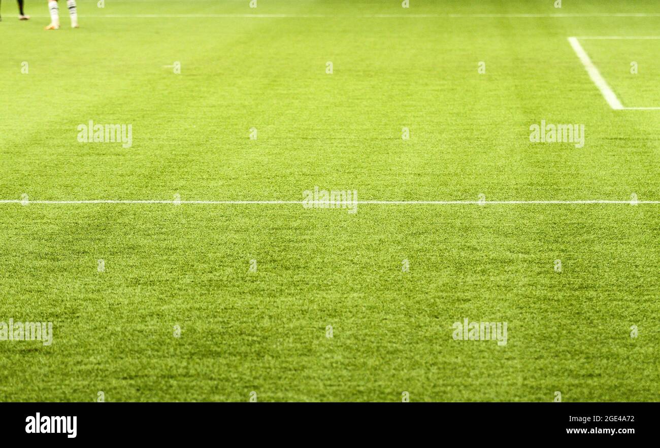 Gran área de un campo de fútbol, con sus líneas blancas, la media luna y el  verde de la hierba sintética Fotografía de stock - Alamy