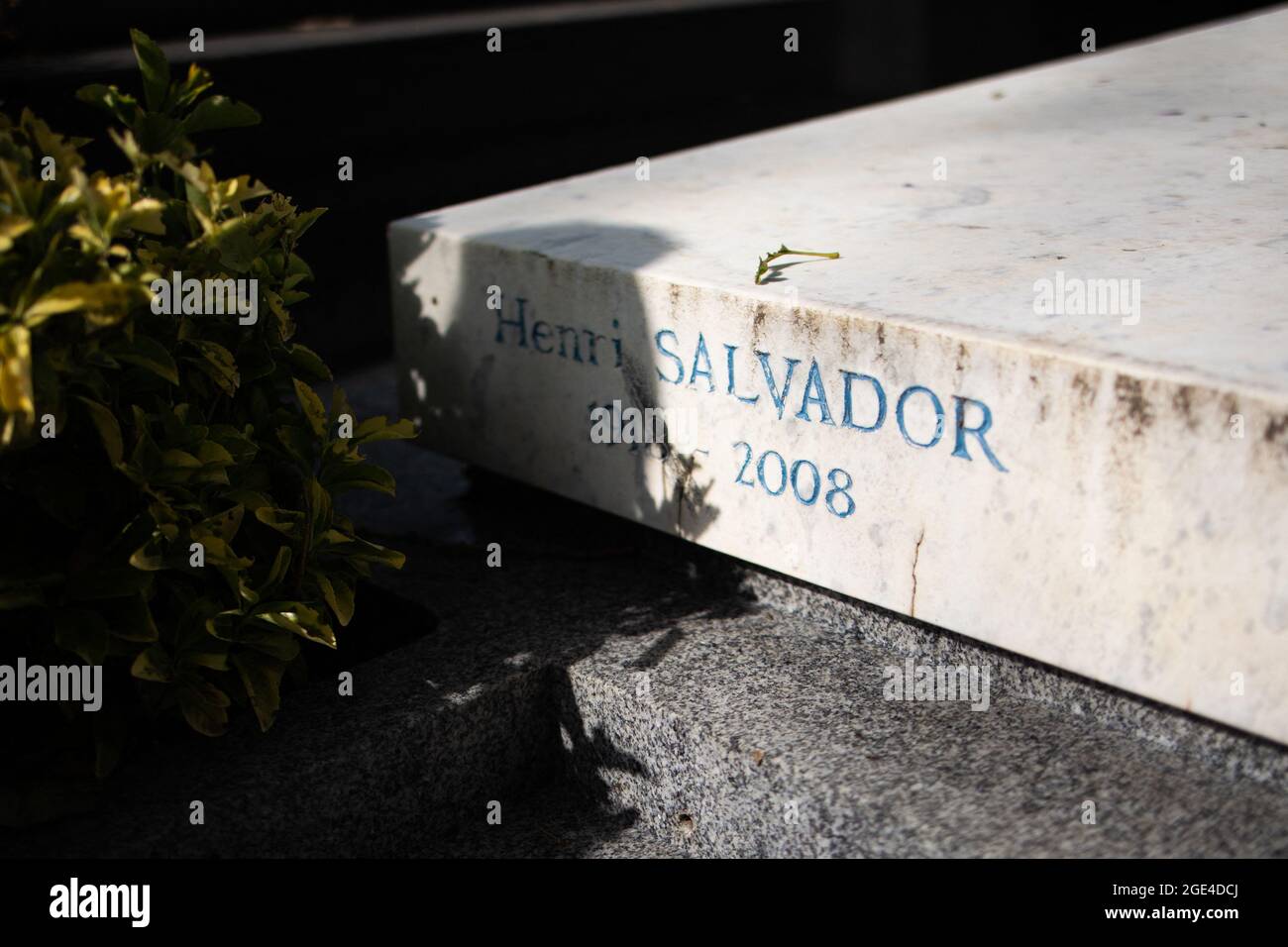 Tumba del cantante francés Henri Salvador en el cementerio Pere Lachaise de París, el 16 de