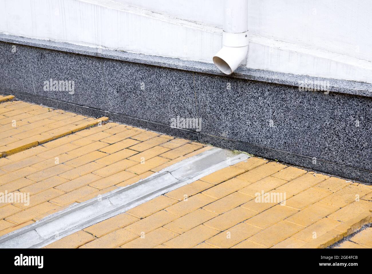 Drenaje de agua de lluvia fachada fotografías e imágenes de alta resolución  - Alamy