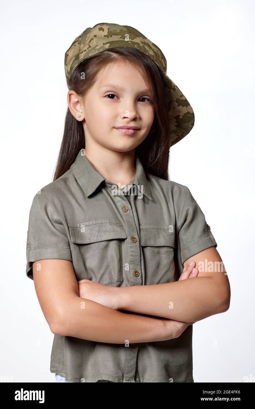 niña vestir uniforme militar. niño vestido como un soldado Fotografía de  stock - Alamy