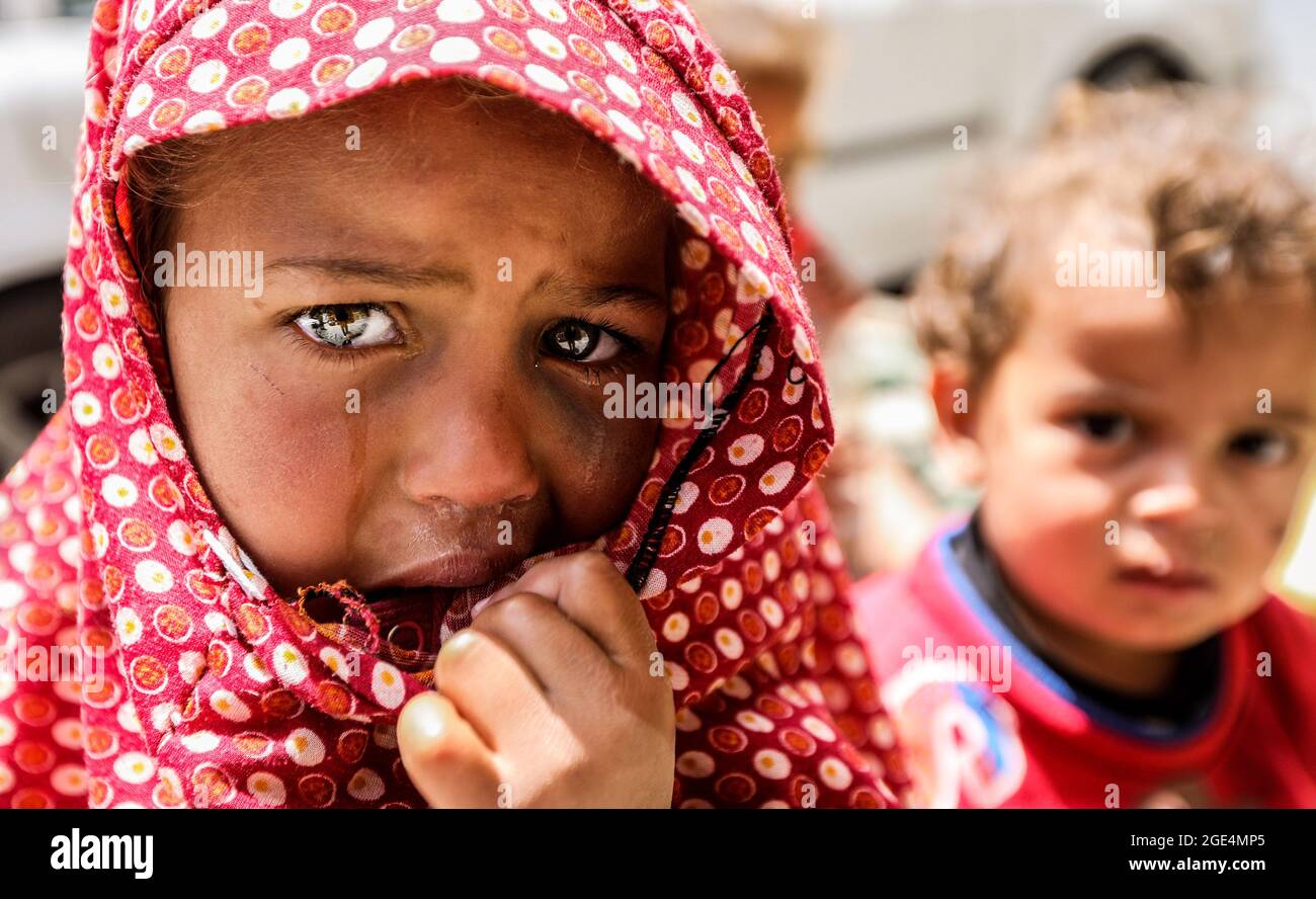 Retrato de un niño palestino llorando. Ciudad de Gaza. Foto de stock