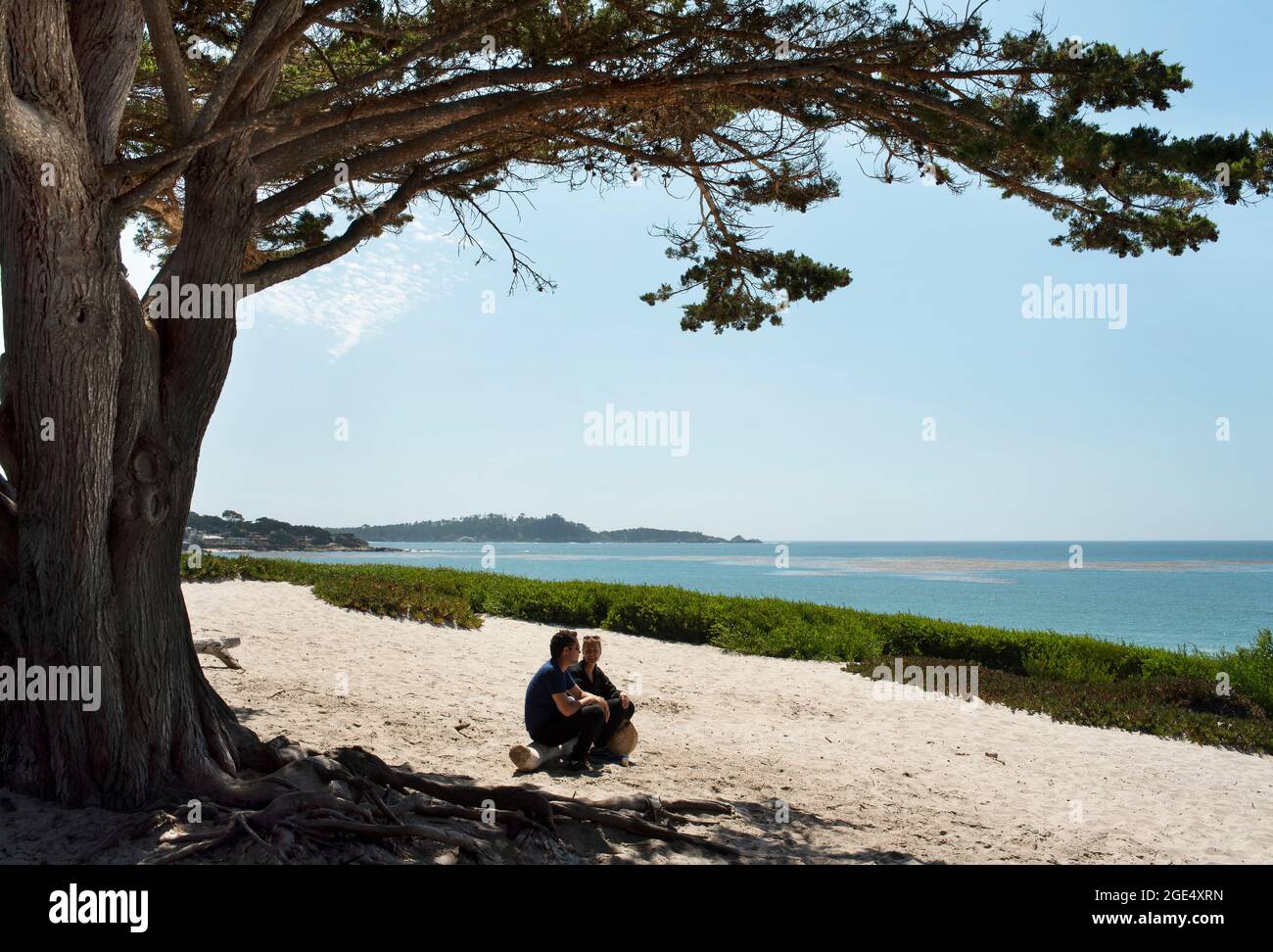 Pareja sentada en Carmel Beach, Carmel-by-the-Sea, California, Estados Unidos. Sep 2019 Foto de stock