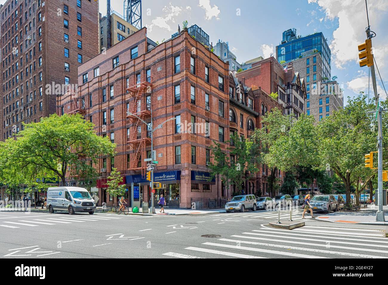 200 West 78th Street es una atractiva casa de apartamentos de ladrillo y piedra rojiza en la esquina de Amsterdam Avenue. El moderno ático fue una adición tardía. Foto de stock