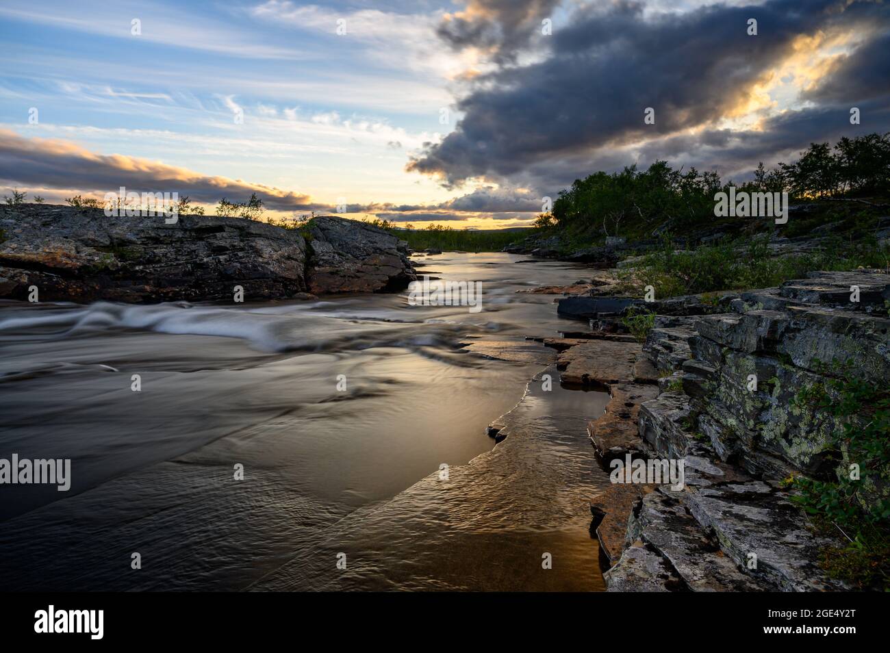 Larga exposición del río Tverrelva, Alta, Finnmark, Noruega. Foto de stock