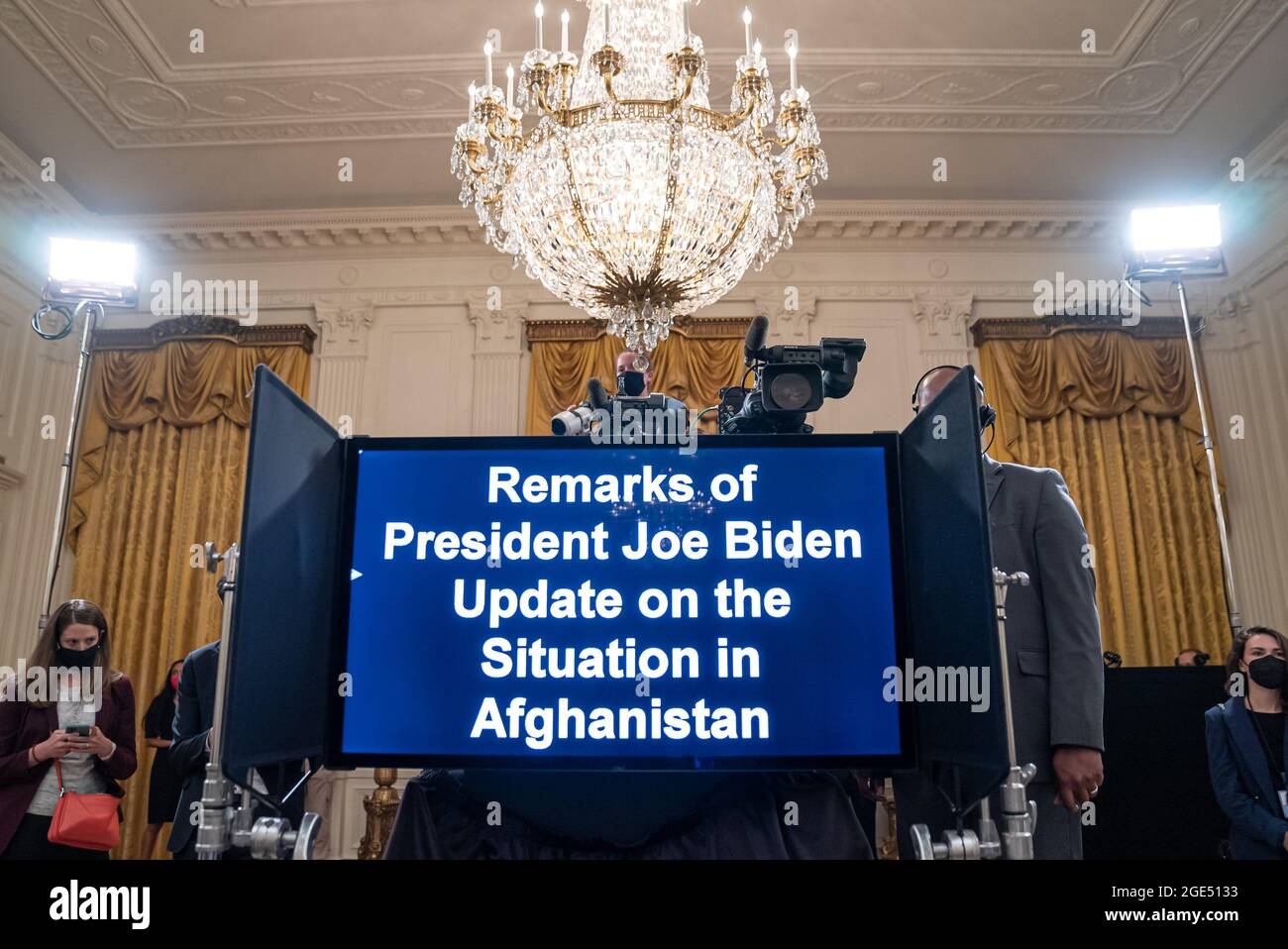 Washington, Estados Unidos. 16th de agosto de 2021. El teleprompter antes del presidente estadounidense Joe Biden hablando sobre la toma de posesión de los talibanes en Afganistán desde la sala Este de la Casa Blanca en Washington, Washington, DC el lunes, 16 de agosto de 2021. Recientemente, expertos y funcionarios se han visto sorprendidos por la rapidez con que los talibanes capturaban territorio en su camino a Kabul. Foto de Ken Cedeno/UPI Crédito: UPI/Alamy Live News Foto de stock