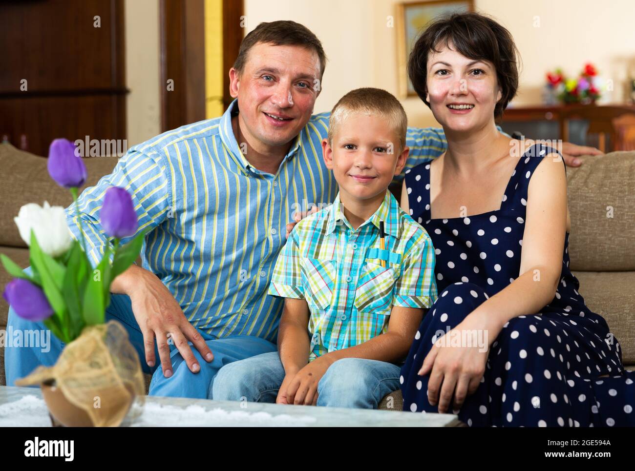 Retrato de familia sonriente en el interior doméstico Foto de stock