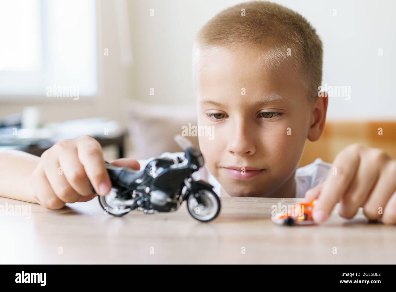 Niño de 2 años montando su moto de plástico Fotografía de stock - Alamy