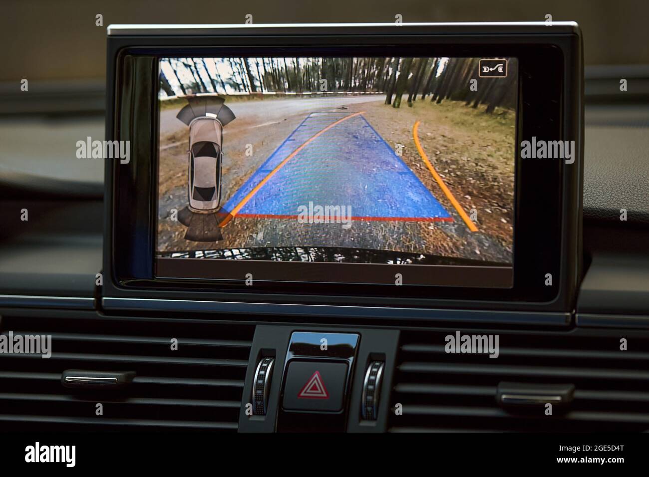 Monitor de visión trasera la cámara del sensor de marcha atrás del vehículo con líneas de giro de trayectoria dinámica y volante del asistente de estacionamiento girado a la