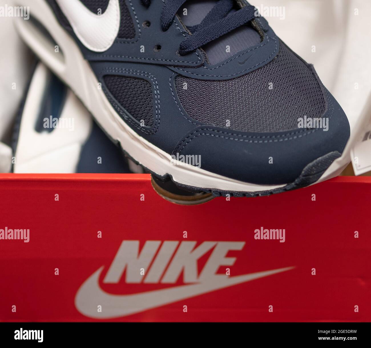 Norwich, Norfolk, Reino Unido, agosto de 16 2021. Enfoque selectivo y  estrecho en las zapatillas o zapatillas Nike Air Max para hombre de color  azul marino Fotografía de stock - Alamy