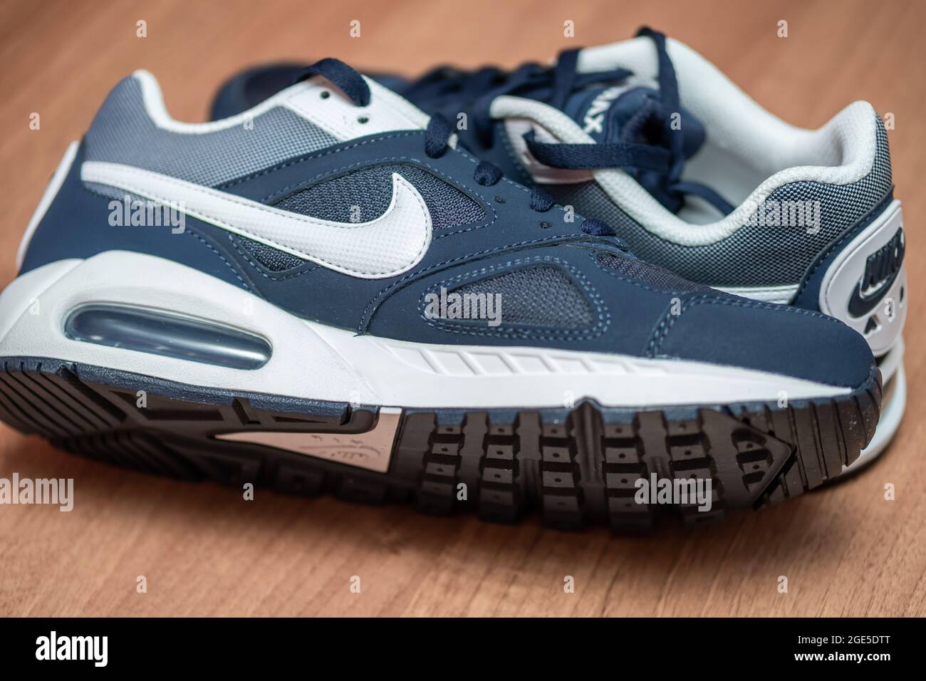 Norwich, Norfolk, Reino Unido, agosto de 16 2021. Enfoque selectivo y estrecho en las zapatillas o zapatillas Nike Air Max para hombre de color azul marino de stock - Alamy