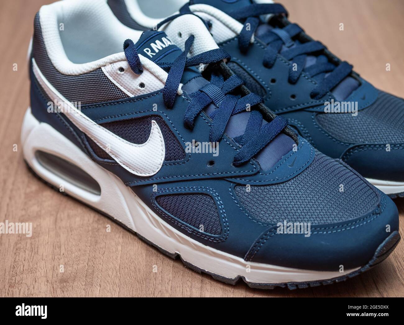 Norwich, Norfolk, Reino Unido, agosto de 16 2021. Enfoque selectivo y estrecho en zapatillas o zapatillas Nike Air Max para hombre color azul marino Fotografía de stock - Alamy