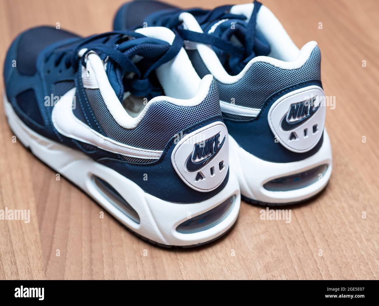 Norwich, Norfolk, Reino Unido, agosto de 16 2021. Enfoque selectivo y  estrecho en las zapatillas o zapatillas Nike Air Max para hombre de color azul  marino Fotografía de stock - Alamy