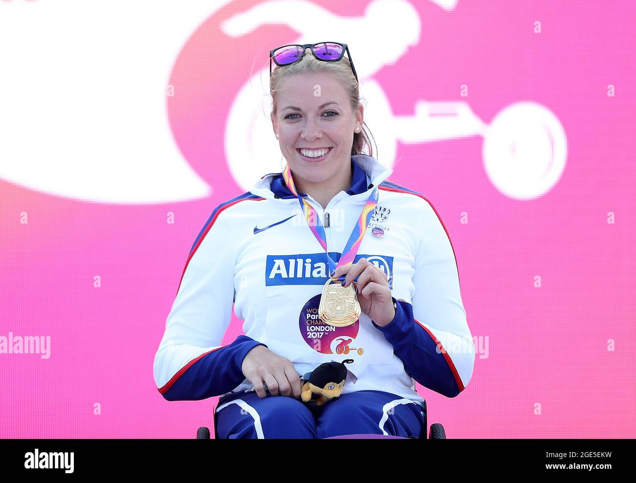 Foto del archivo fechada el 21-07-2017 de Hannah Cockroft de Gran Bretaña con su medalla de oro después de la fecha final de la edición de las Mujeres 400m T34: Martes 17 de agosto de 2021. Foto de stock