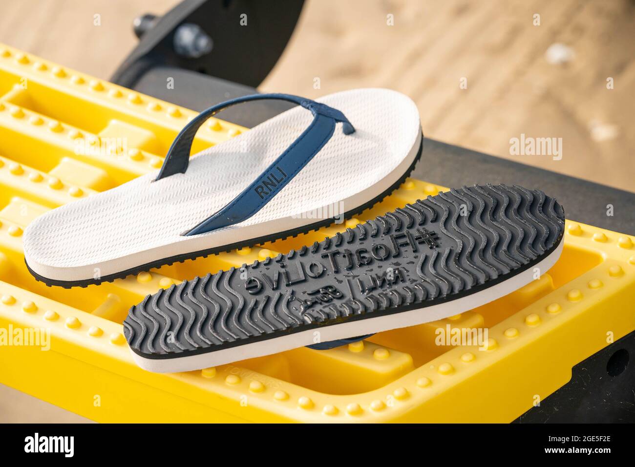 USO EDITORIAL SOLAMENTE Las opiniones generales de RNLI y de las nuevas  chanclas sostenibles de Ford en Margate Beach, que imprimen el mensaje de  seguridad de las organizaciones benéficas 'Float to Live'