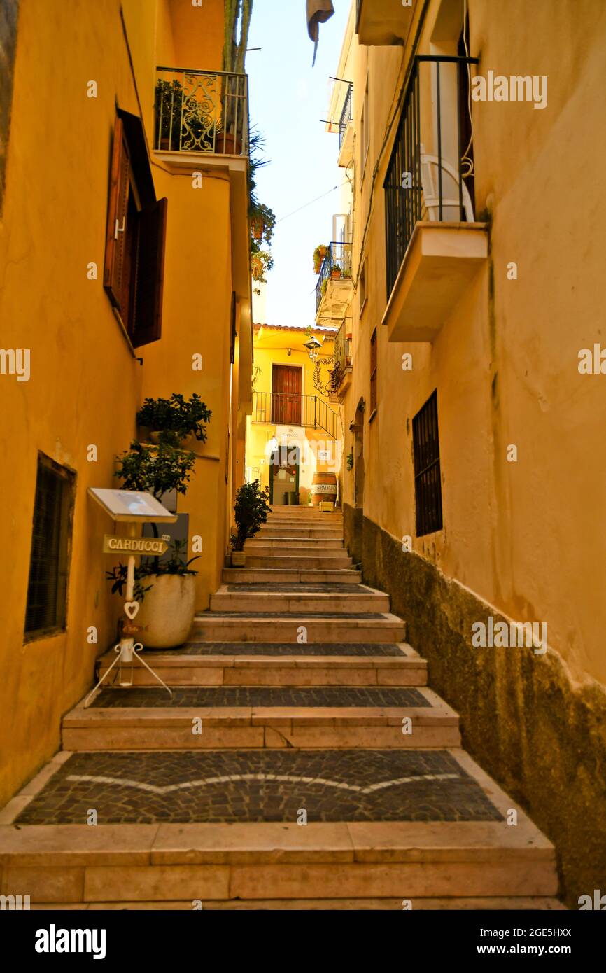 Una calle en el centro histórico de Diamante, una ciudad medieval en la  región de Calabria en Italia Fotografía de stock - Alamy