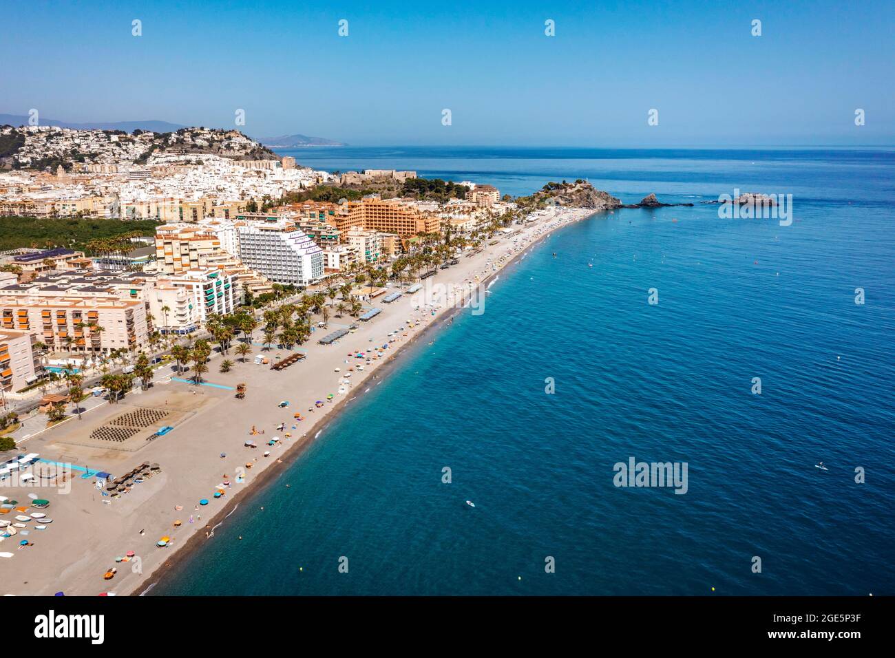 Vista aérea de la costa turística de Almunecar por el Mar Mediterráneo, Andalucía, España Foto de stock