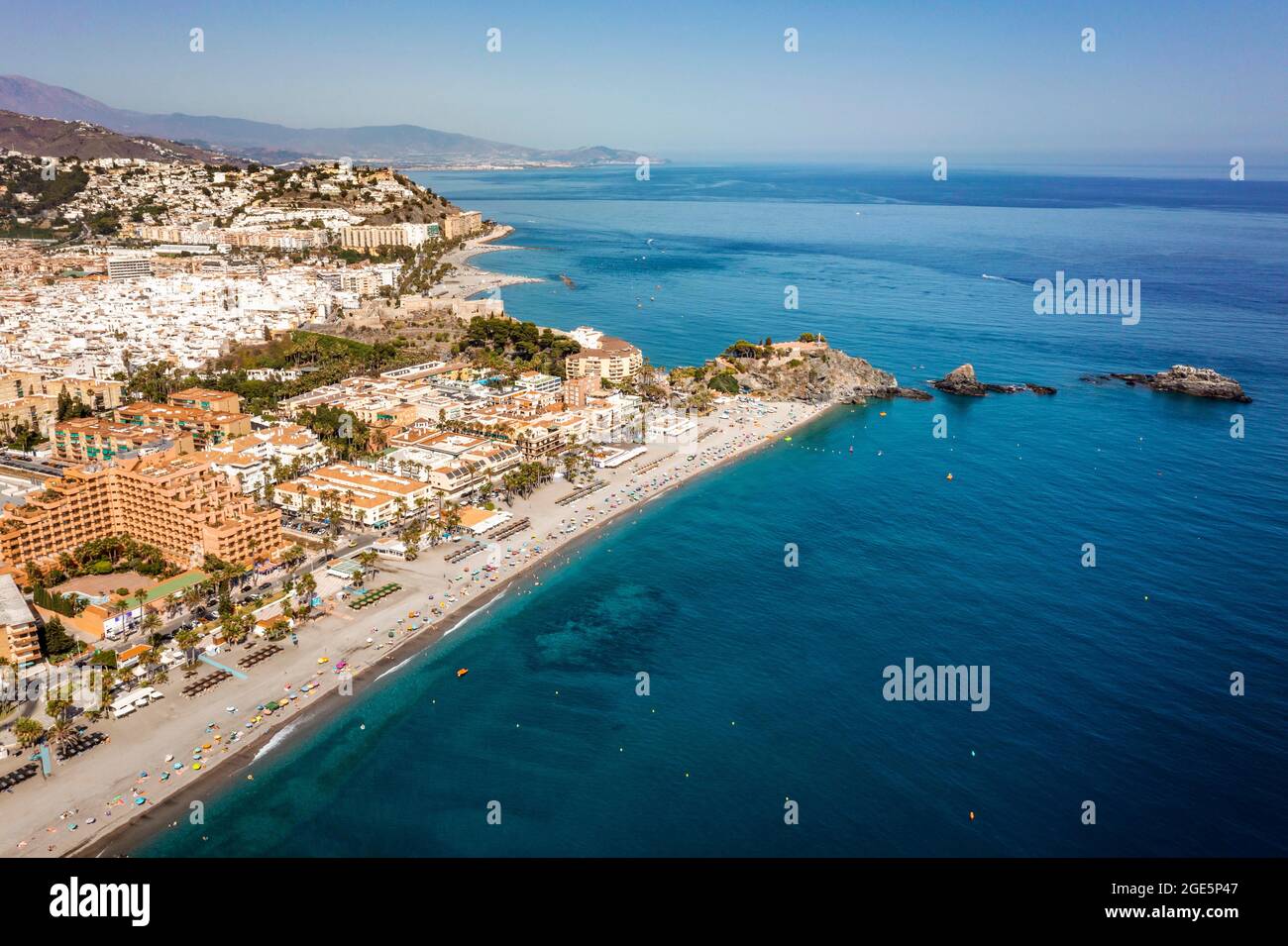 Vista aérea de la costa turística de Almunecar por el Mar Mediterráneo, Andalucía, España Foto de stock