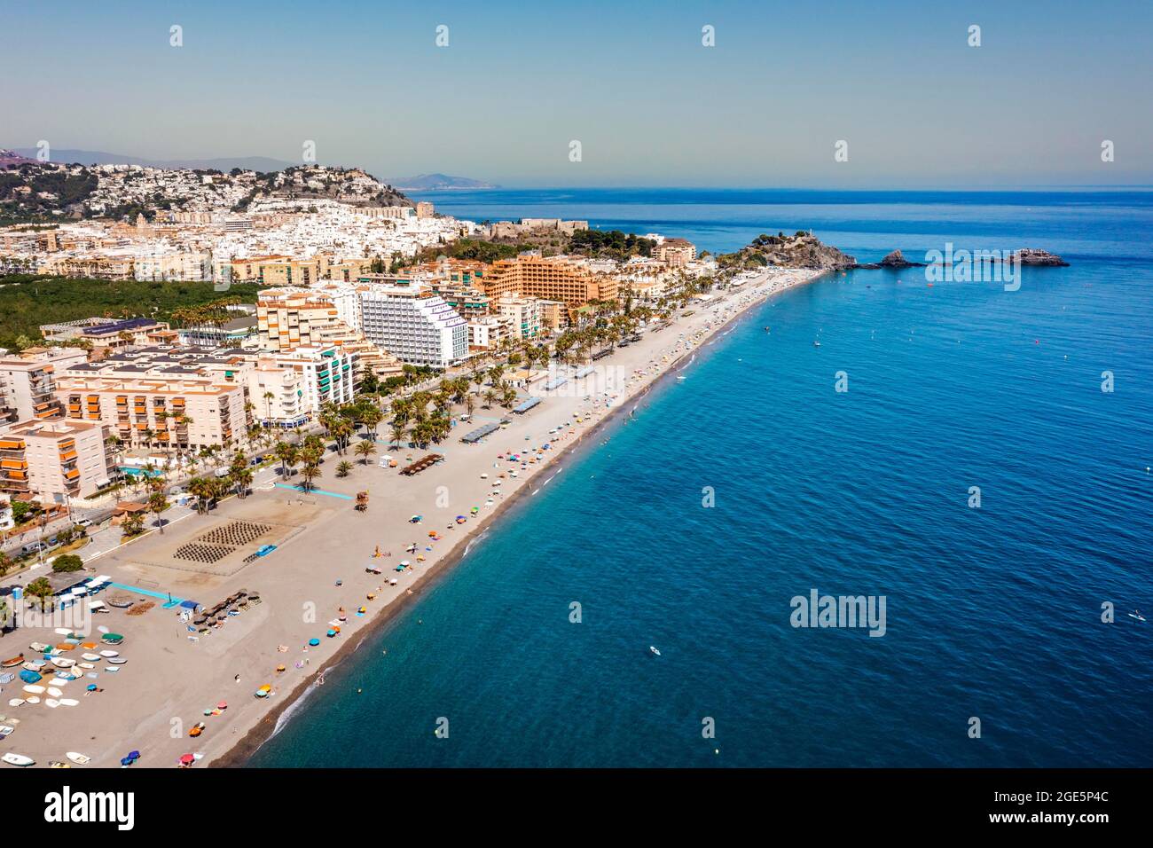 Vista aérea de la costa turística de Almunecar por el Mar Mediterráneo, Andalucía, España Foto de stock