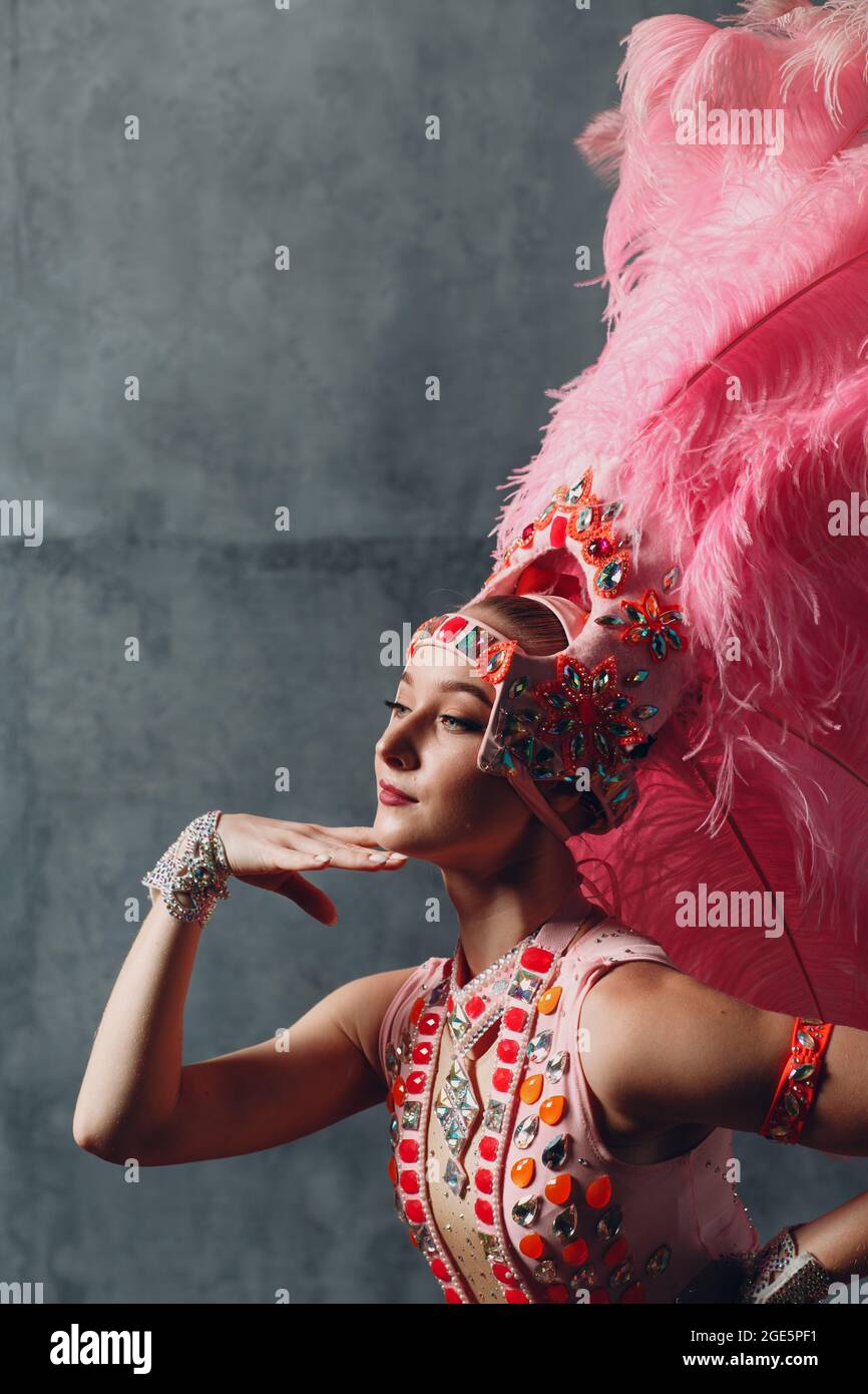 Mujer Con Disfraz De Carnaval De Plumas De Pavo Real Sentada En El Suelo,  Aísla El Fondo Negro. Fotos, retratos, imágenes y fotografía de archivo  libres de derecho. Image 166210107