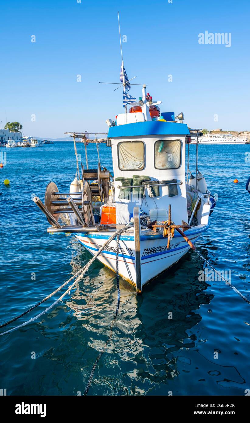 Pequeñas De Color Blanco-azul Barco De Pesca. Fotos, retratos